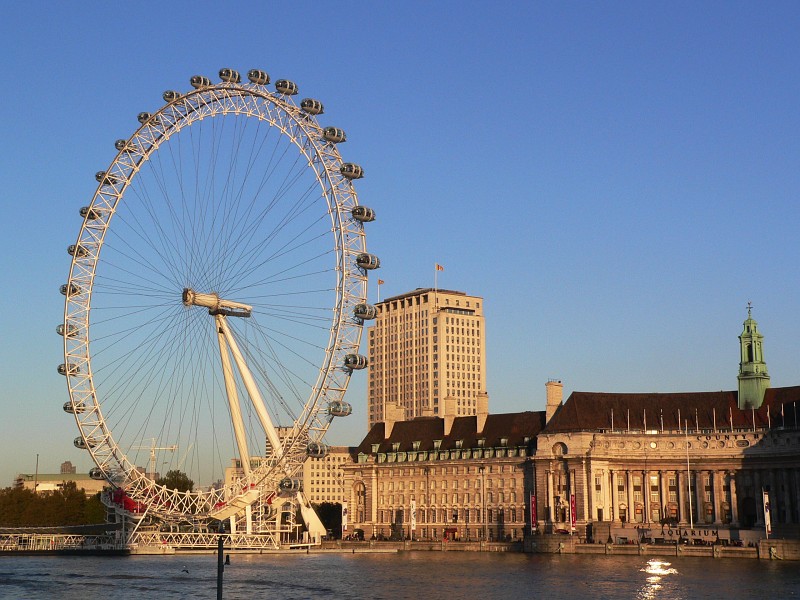 London Eye : I, Wangi , London Eye and County Hall in evening light , CC BY-SA 3.0