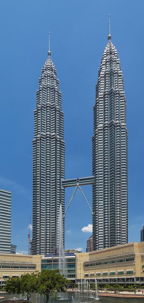 2016_Kuala_Lumpur,_Petronas_Towers_(21)