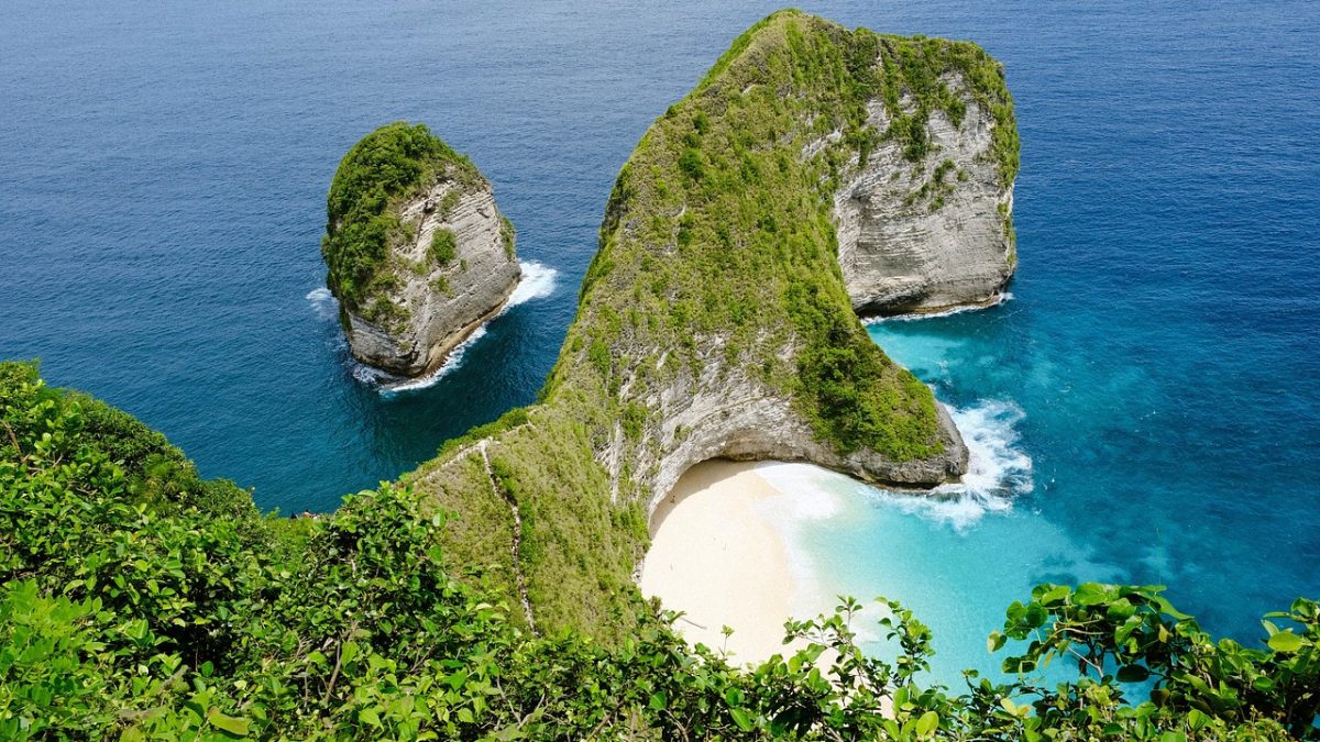 A Day on a Bali Yacht: What to Expect from Your Cruise Adventure