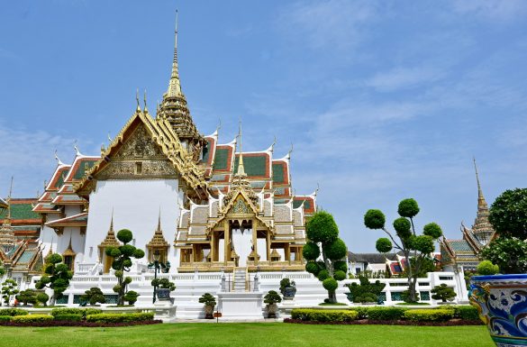 What makes Bangkok's Siam area perfect for first-time visitors?